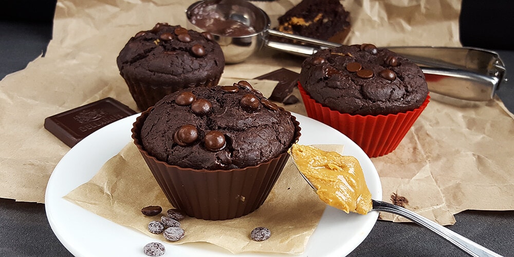 Čokoládové muffiny s arašidovým maslom