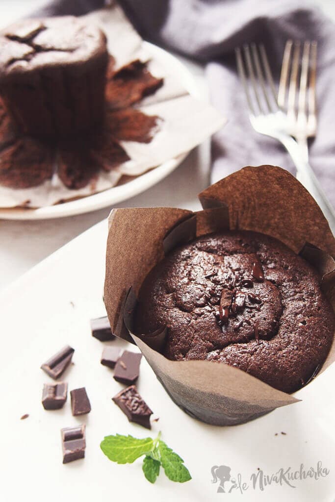 Jednoduché čokoládové muffiny s nutelou